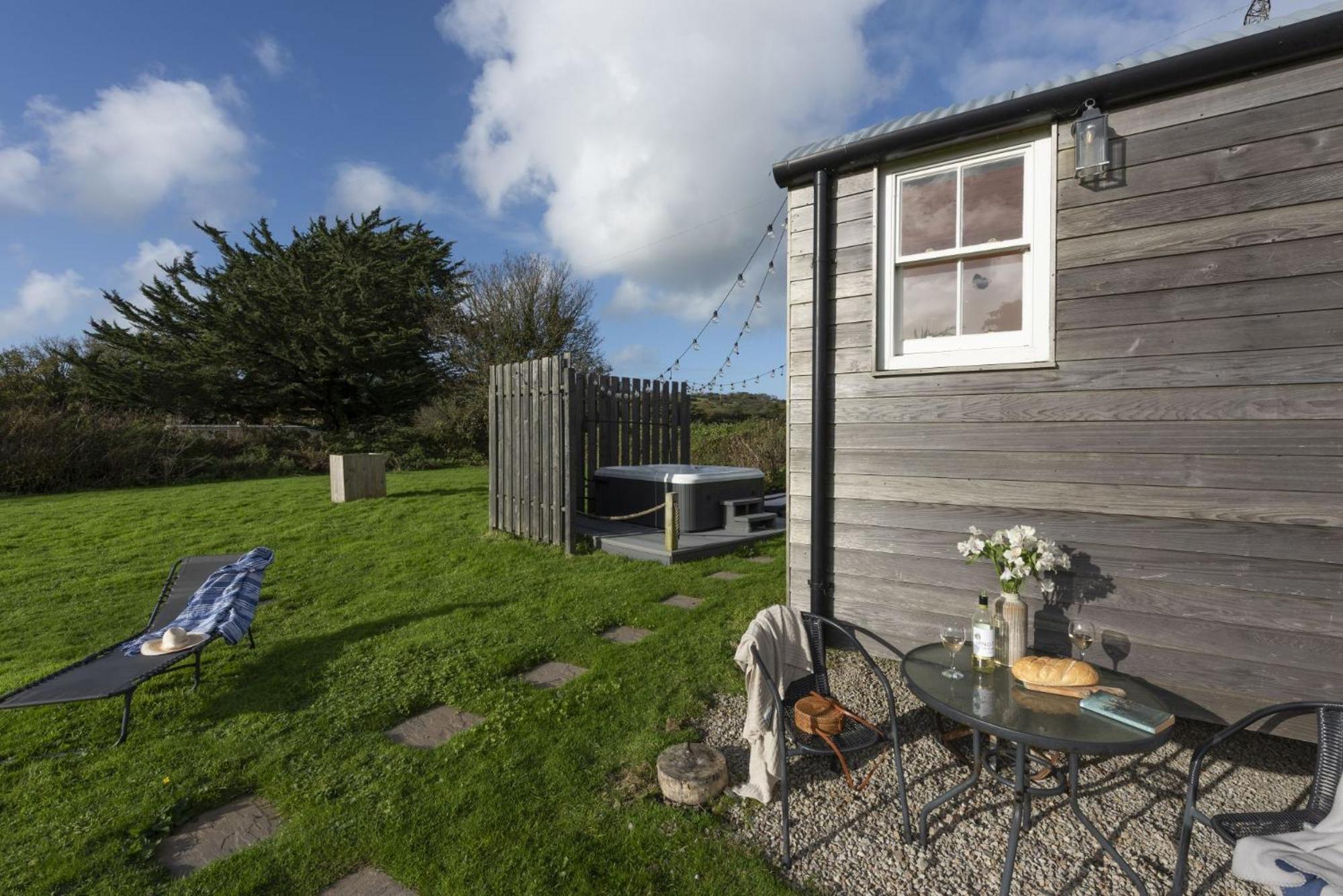 Nori's Nest, Shepherds Hut, Croft Hooper Holiday home *