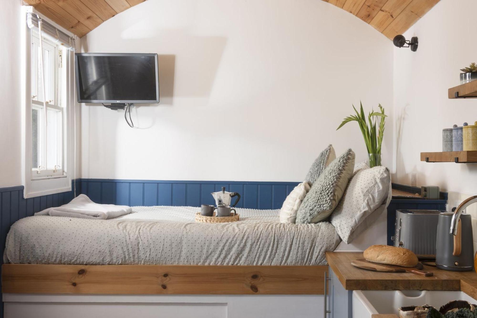 Nori's Nest, Shepherds Hut, Croft Hooper Holiday home *