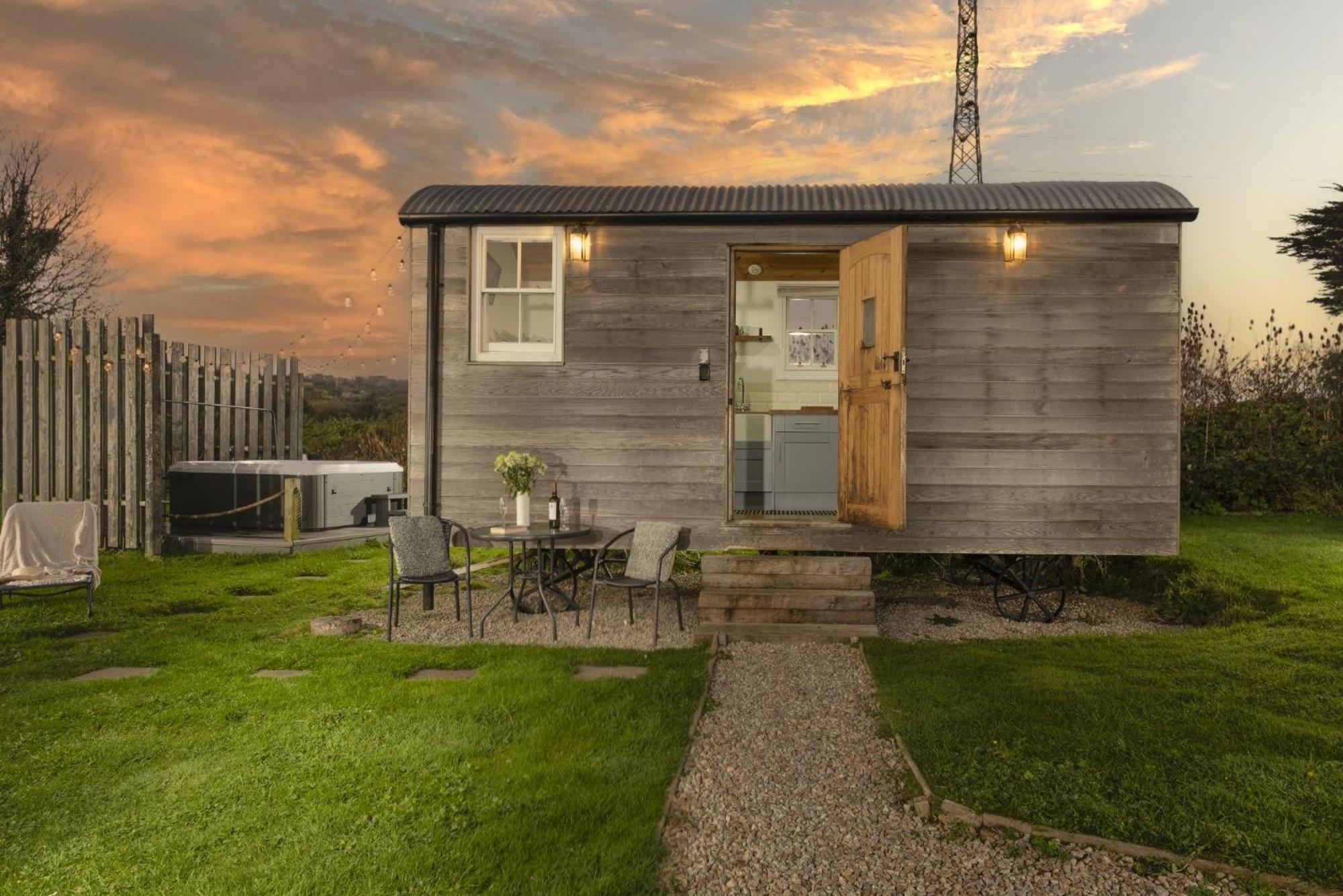 Nori's Nest, Shepherds Hut, Croft Hooper Holiday home